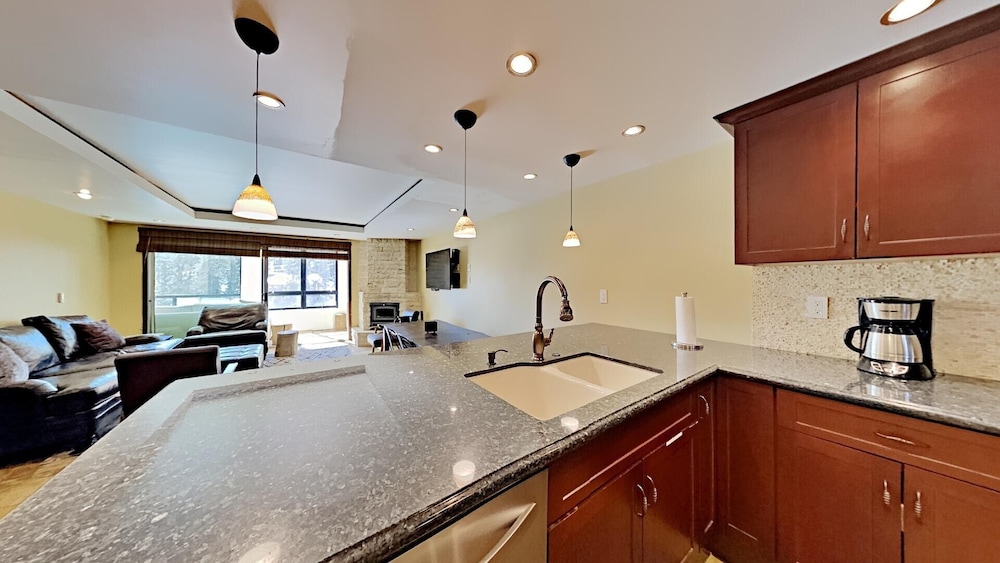Gorgeous Remodeled Condo With Views Of Mammoth Mountain! by RedAwning