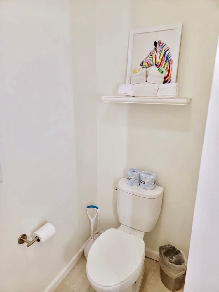 Charming Bayview - Downtown Condo With Pool