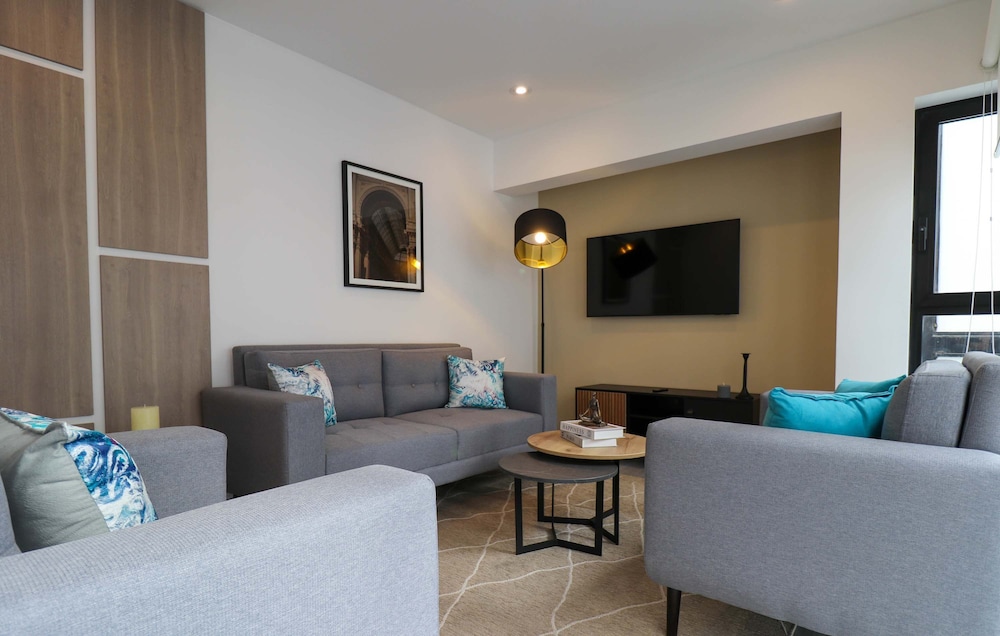w Grandiose Duplex w Modern Deco in Miraflores