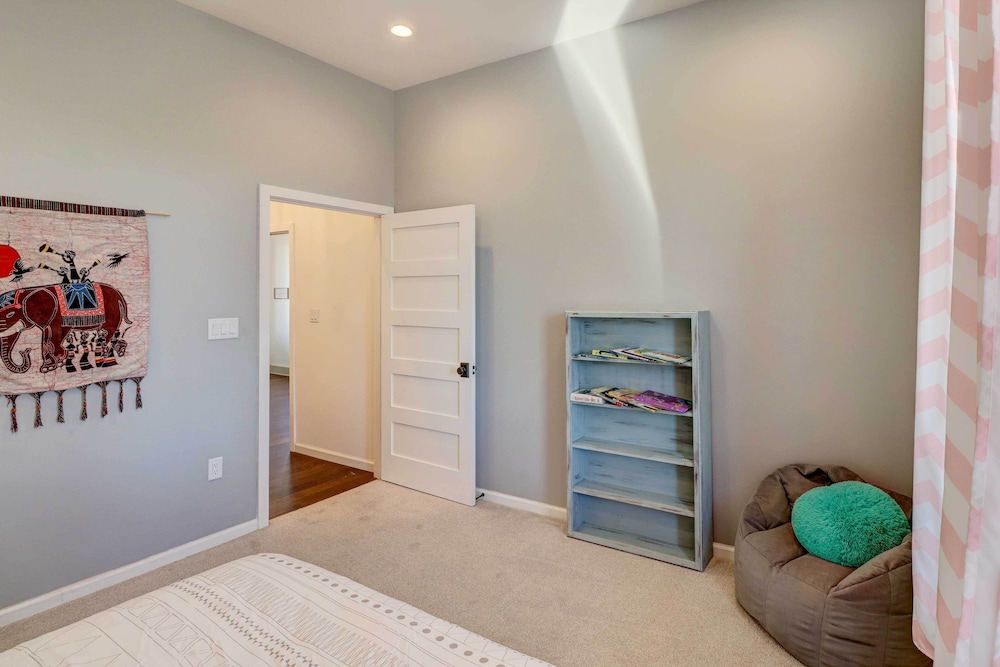 Spacious Farmhouse Near Hikes & Waterfalls view 5