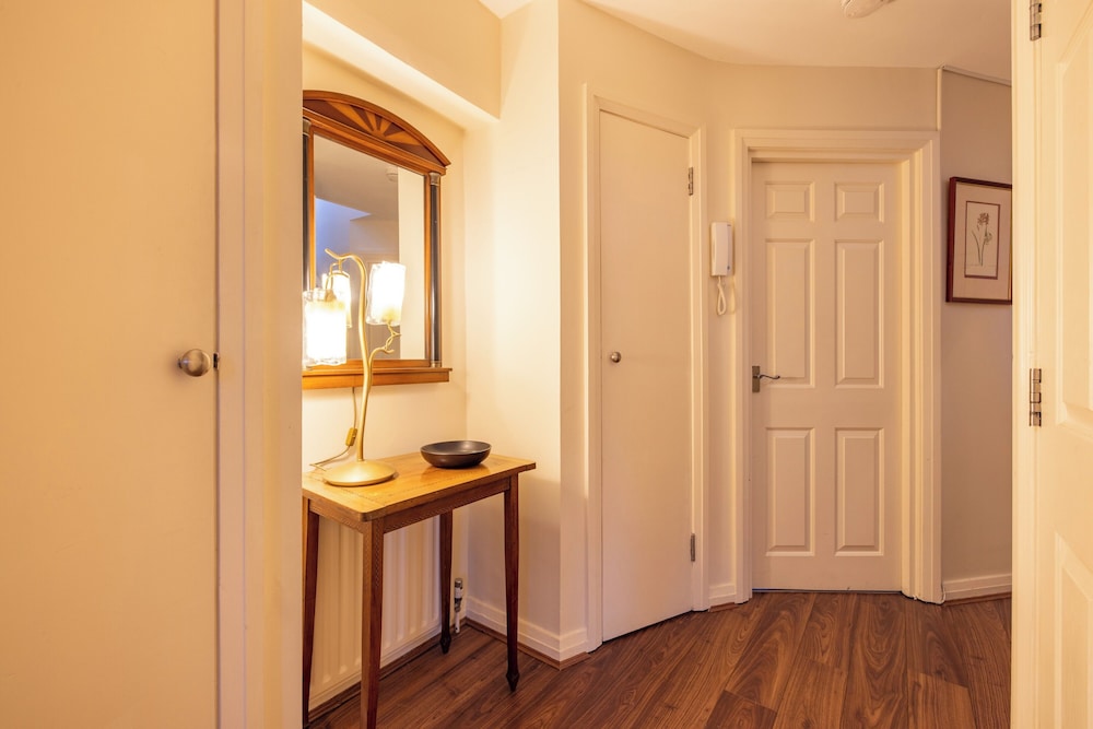 Mayfair 9-bed Townhouse - Sleeps 16, Patio & Ac