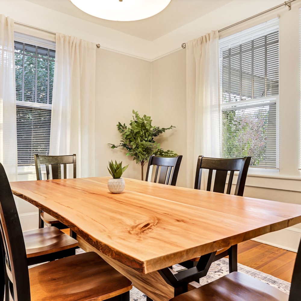 Picturesque Home 1 mi to DT Green Cleaned view 3