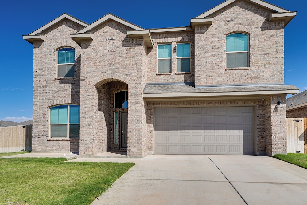 Spacious Family Home w/ Office in Midland-odessa!