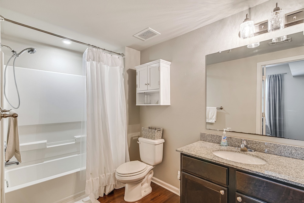 Cotton District Condo: Walkable Spot for Game Day!
