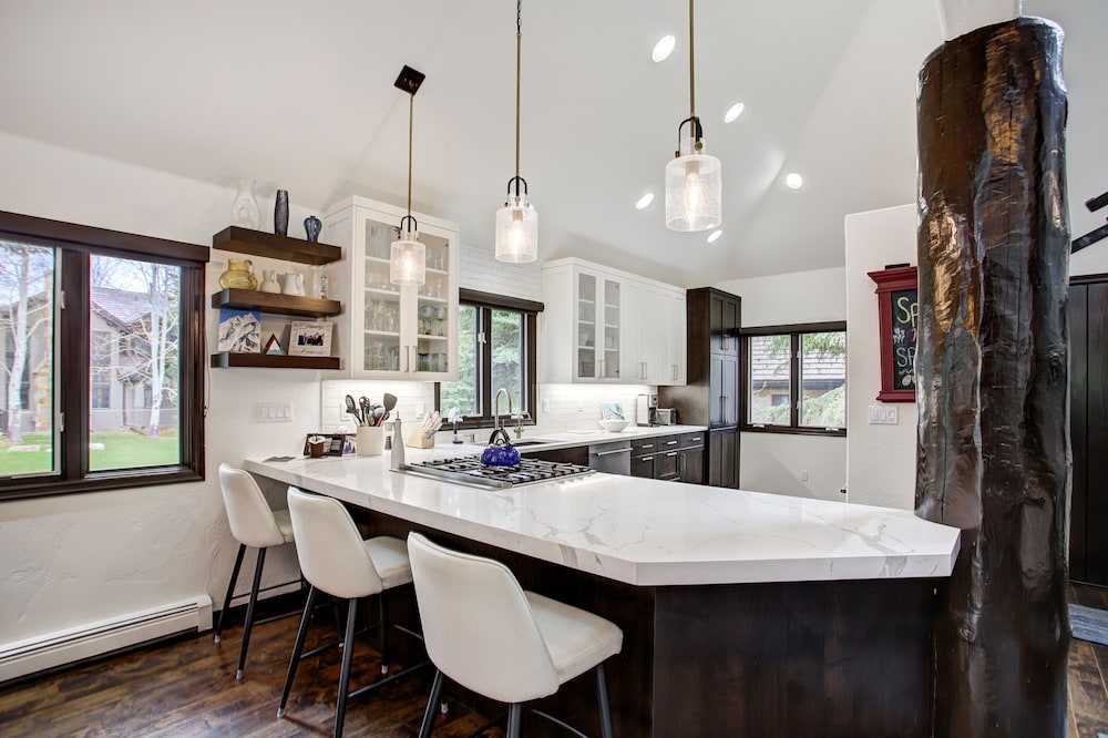 Exquisite, Private Mountain Home Retreat 4 Bedroom Home by RedAwning - Property Image 11