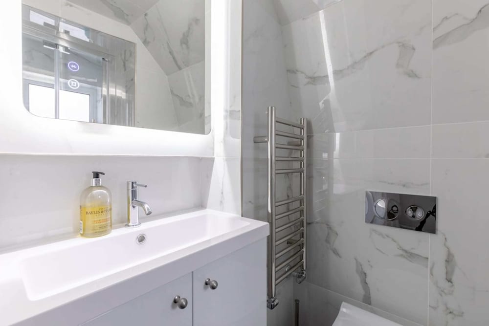 Sleek & Well-connected Studio Flat Archway!