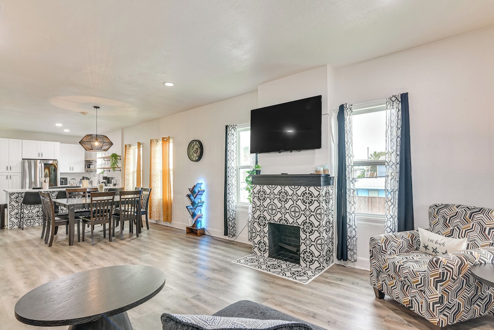 < 1 Mi to Beaches: Galveston Retreat w/ Patio!