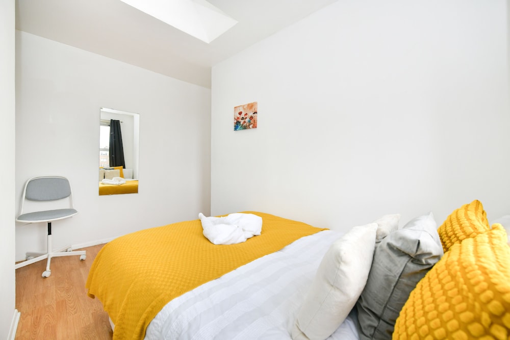 Impeccable 4-bed House With Garden in Brixton