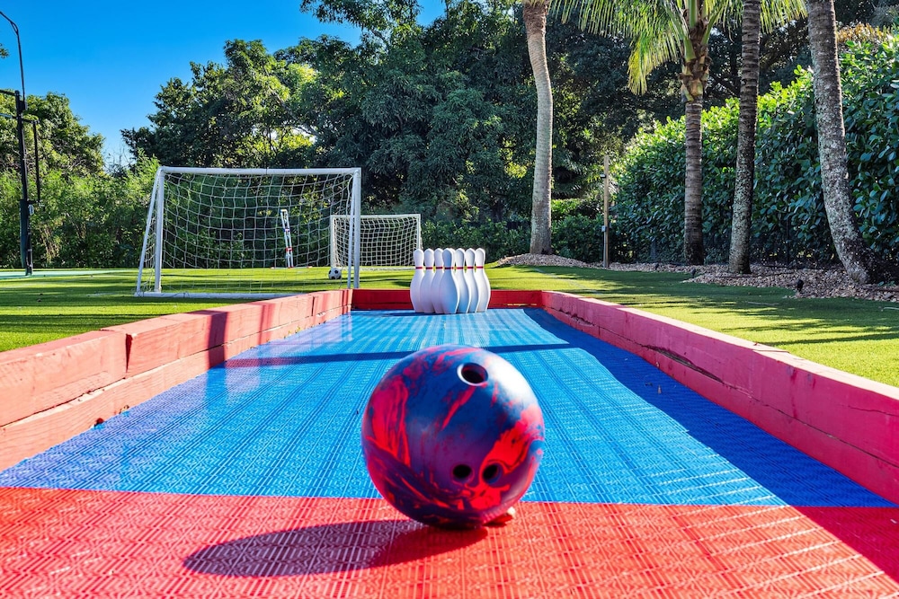 Luxurious 6-Bedroom Villa with Pool & Games