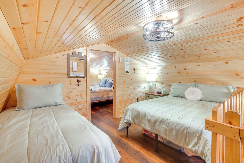 On 40 Acres: Charming Cabin in Zanesville!