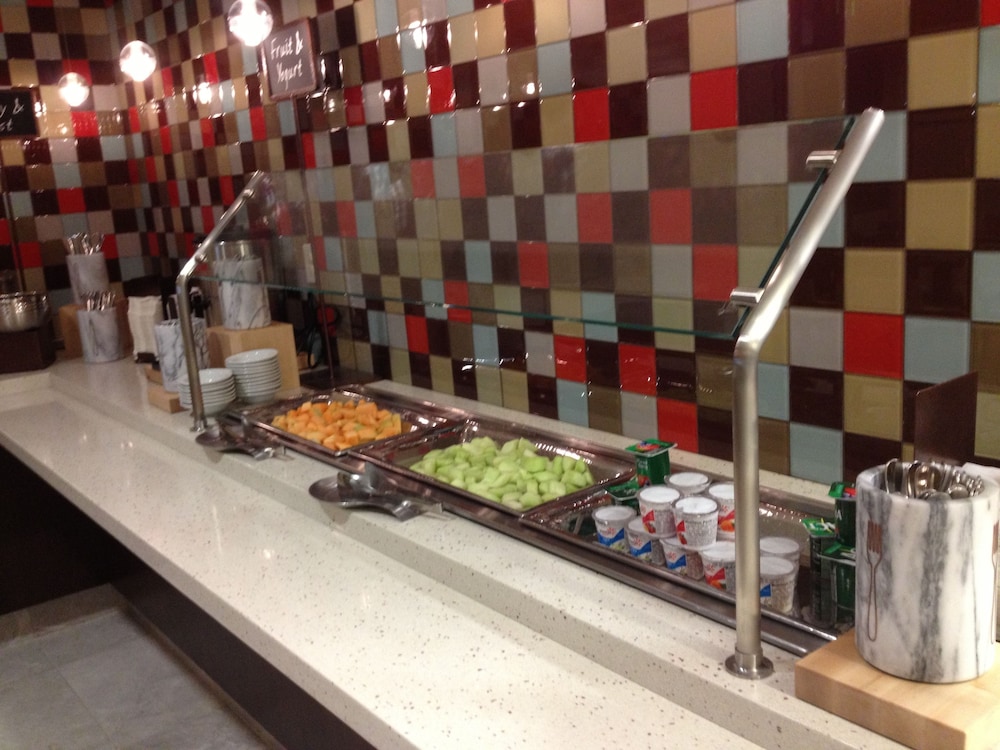 Elizabeth Vacations - Embassy Suites Newark Airport - Property Image 11