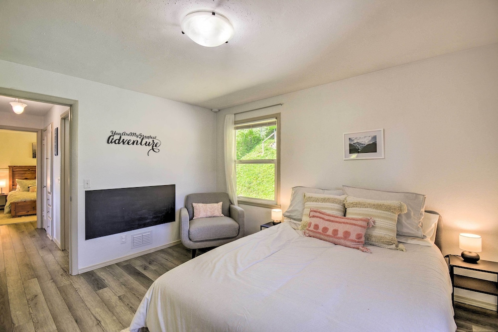 Scenic Bremerton Getaway w/ Spacious Deck! view 4