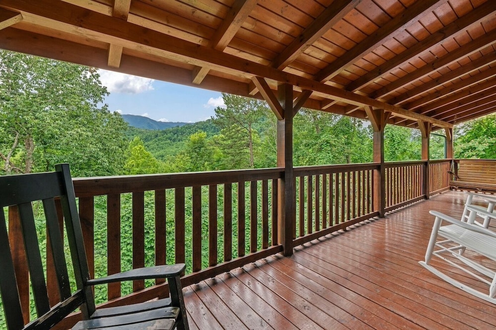 Triple Mountain View Stunning 4 BDR Cabin w/ Private Hot Tub, Game Room