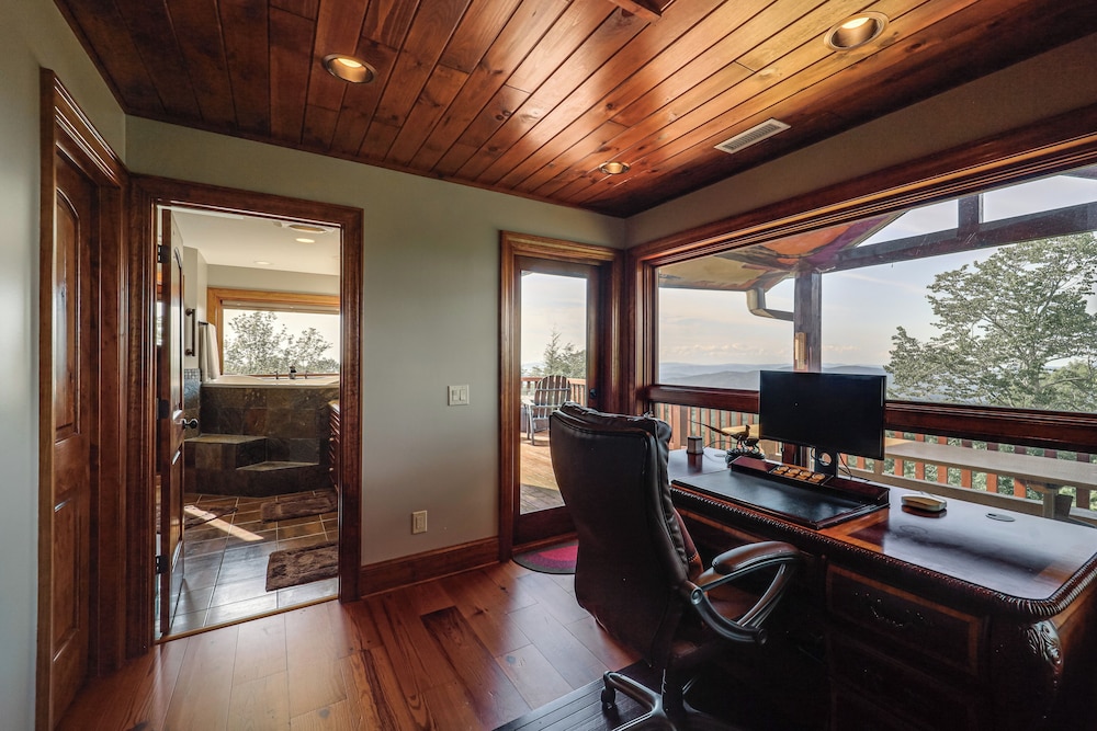 Hot Tub + Stunning Views: Luxury Beech Mtn Escape!