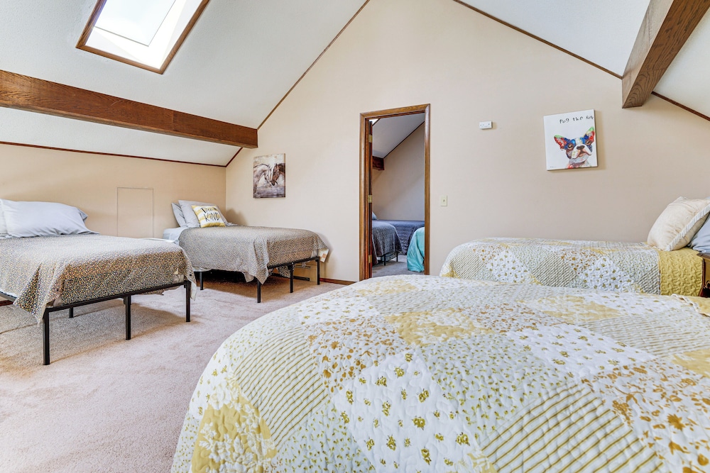 'love Lake Retreat w/ Hot Tub in New Richmond!