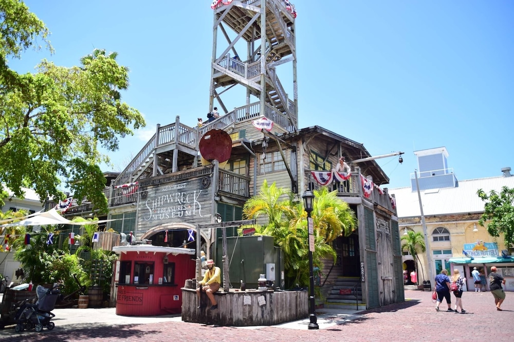 Windchime by Avantstay Walk to Duval Street Month Long Stays Only view 4