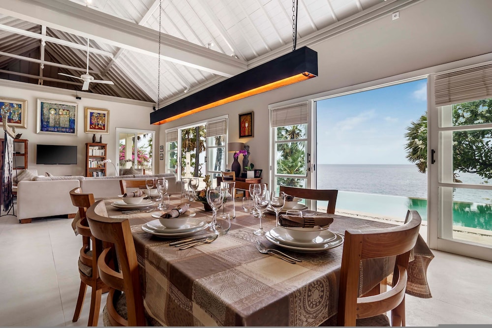 Villa Eden Roc by Alfred in Bali - Luxury Beachfront 3BR Villa With Infinity Pool Amed