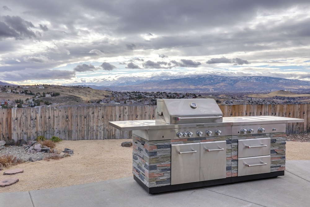 Mtn-view Haven w/ Hot Tub! 28 Mi to Mt Rose Ski