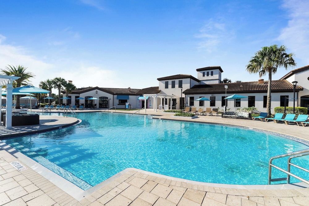 Loft & Leisure Villa 6 Bdrs!