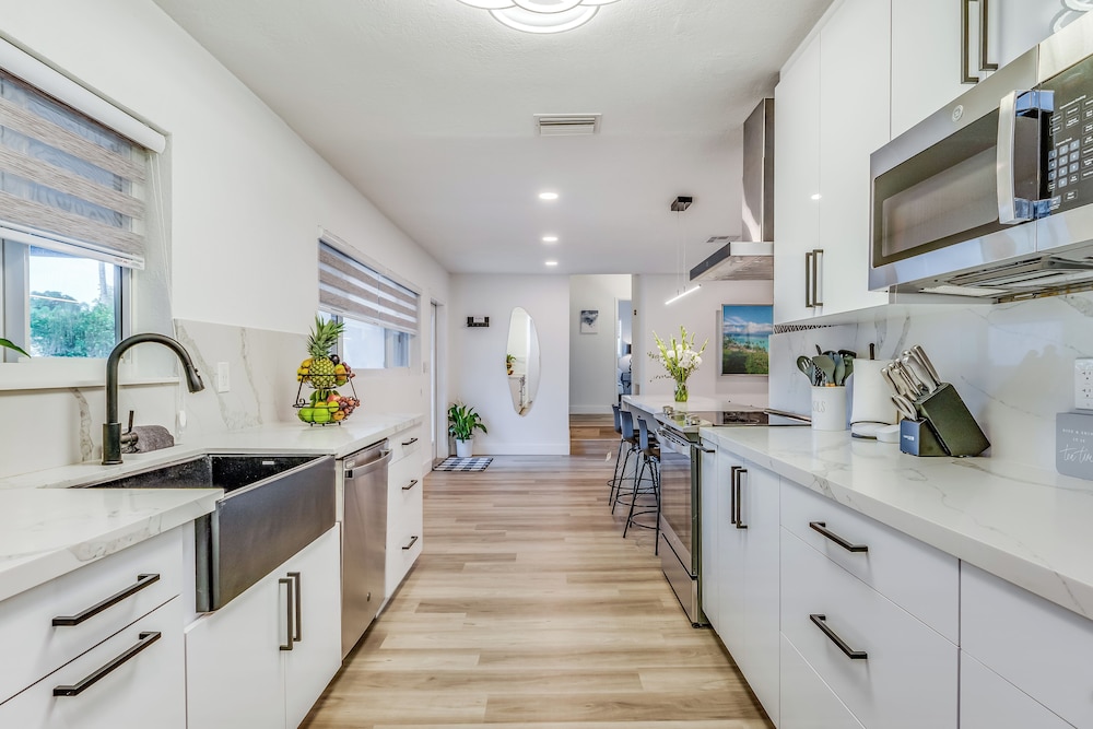 Friendly Fox Luxury Home with Pool & Spa