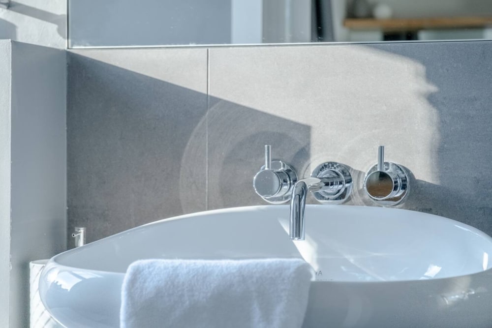 Modern and Luxurious 2 Bedroom Flat - Barons Court