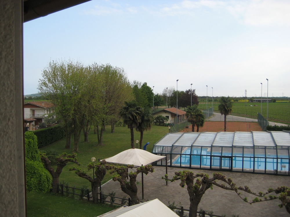 Photo 10