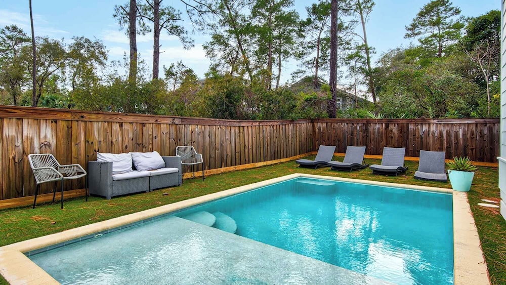 Best of Both Worlds: Pool, Golf Cart, Nearby Attractions & Steps to Beach!