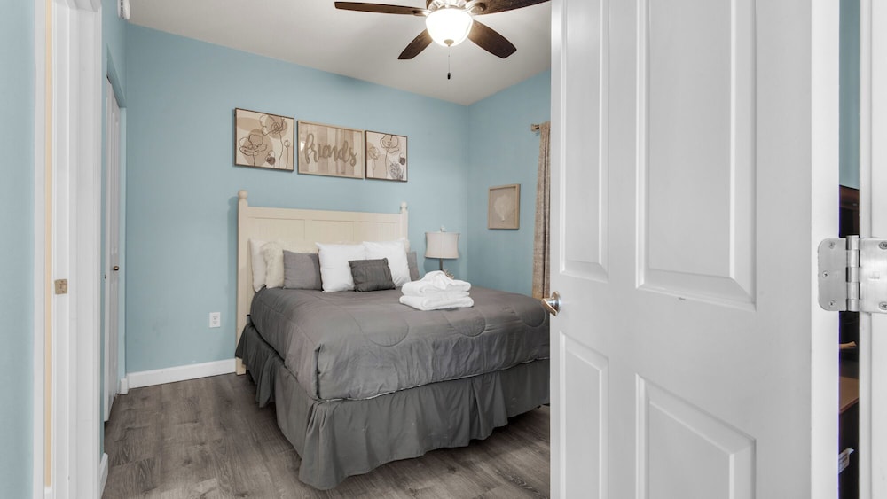 Beachfront Corner Unit w/ Wrap-around Balcony, Close to Attractions!