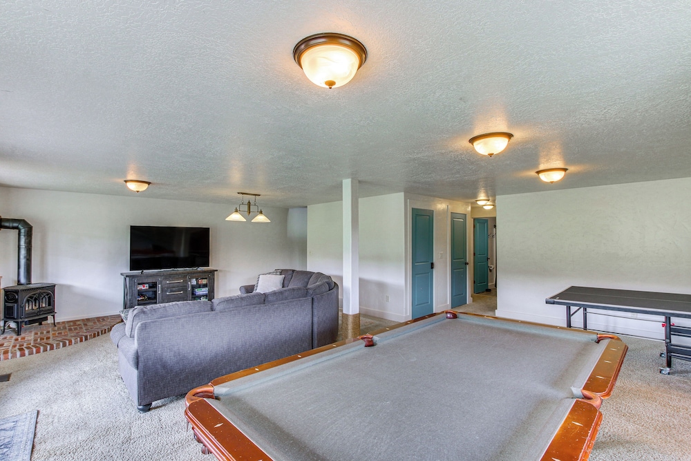 Massive Cabin w/ Game Room, 1 Mi to Bear Lake view 2