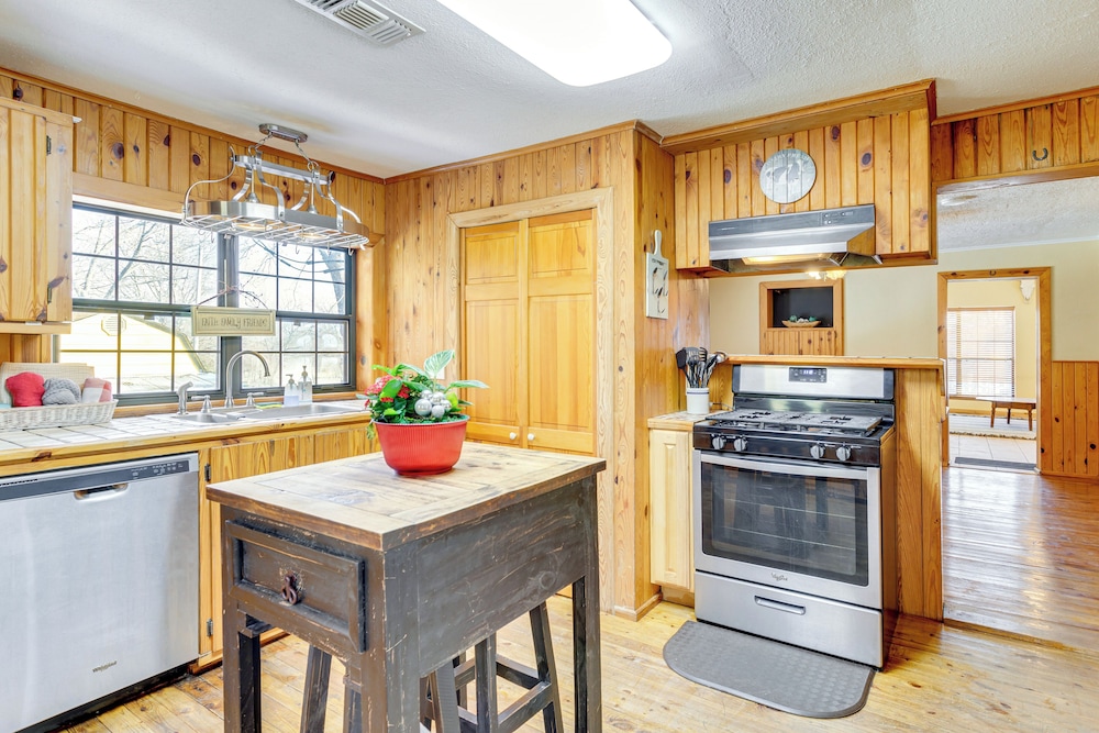 Hike, Fish & Explore: Family Cabin in Sulphur!