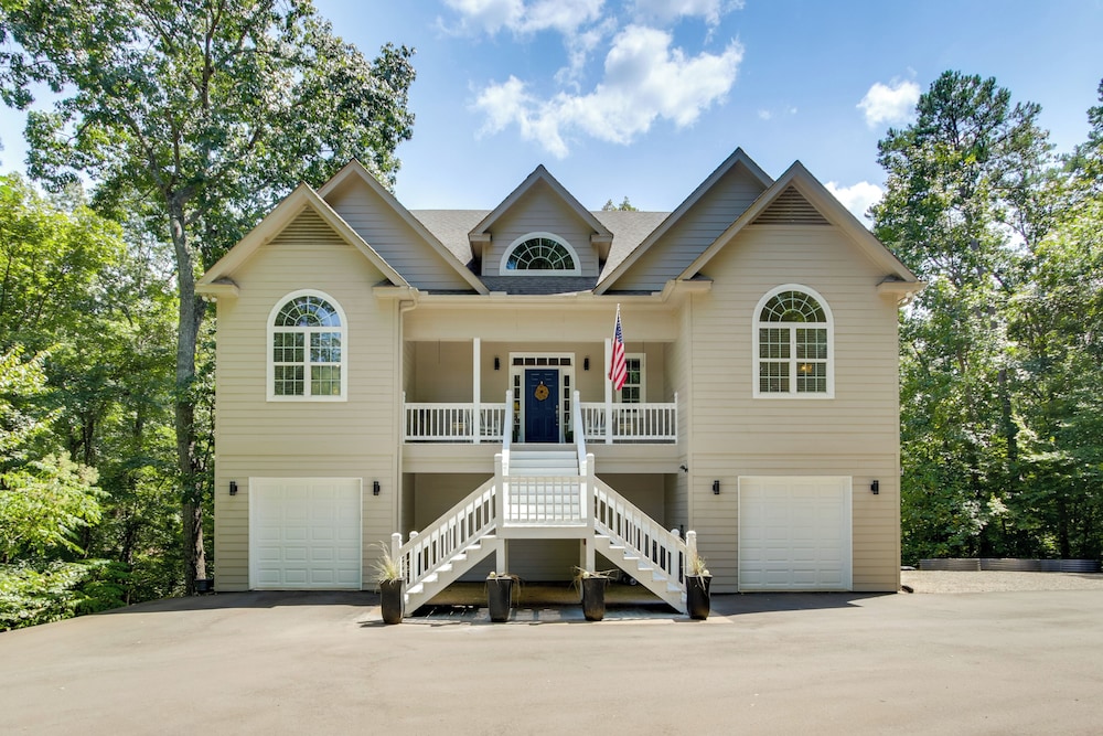3 Mi to Pickwick Lake: Spacious Family Getaway