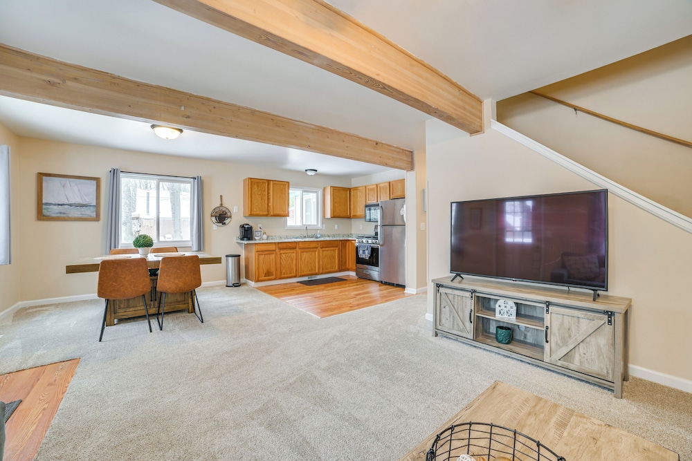 2 Blocks to Higgins Lake: Pet-friendly Family Home