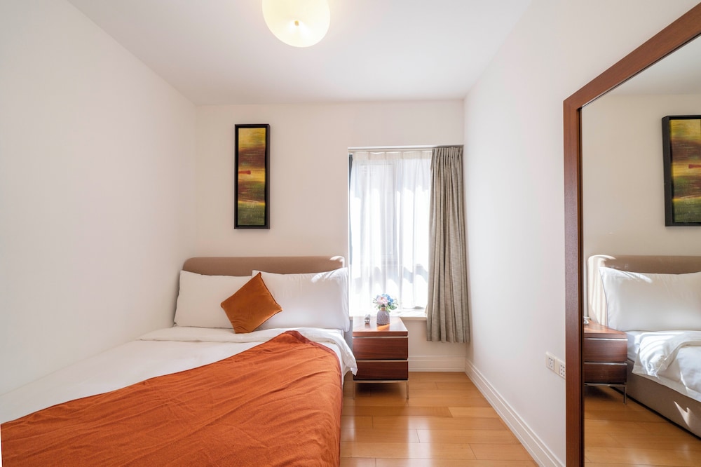 Tyms Cozy 2BR 1BA Apt Near Metro