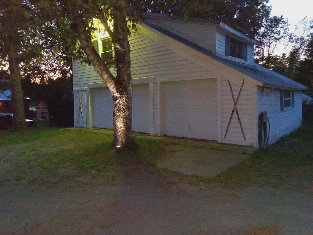 10 Mi To Gore Mountain: Home In Adirondack Park 5 Bedroom Home