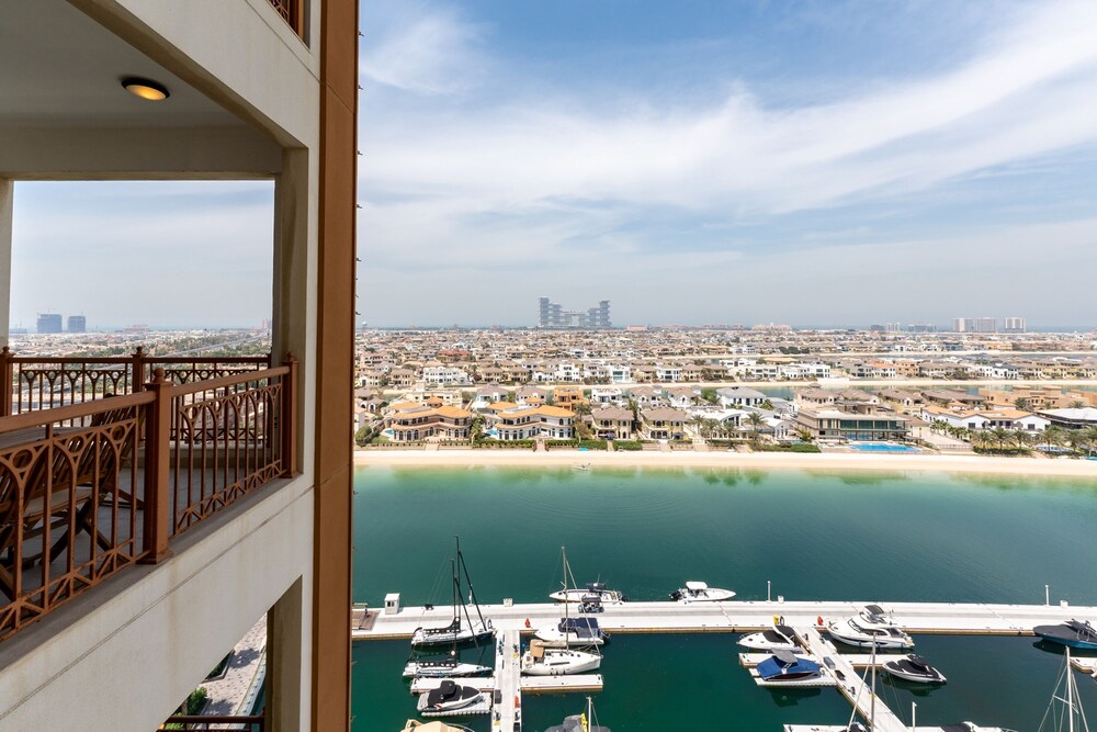 Modern 3BR Maid at the Palm w Pool and Gym