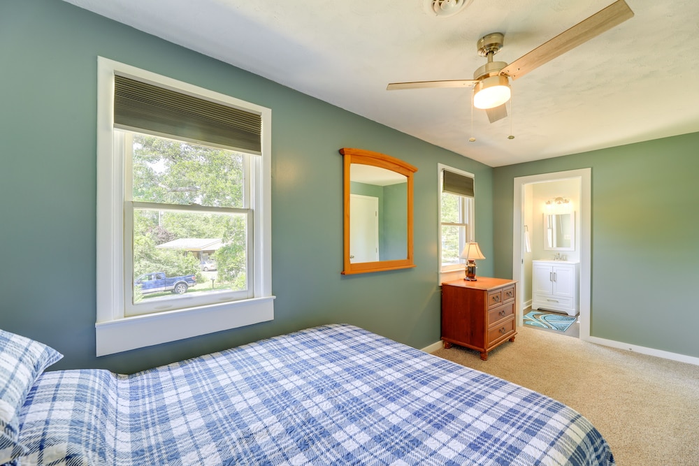 Well-equipped Morehead City Home ~ 5 Mi to Beach! view 5