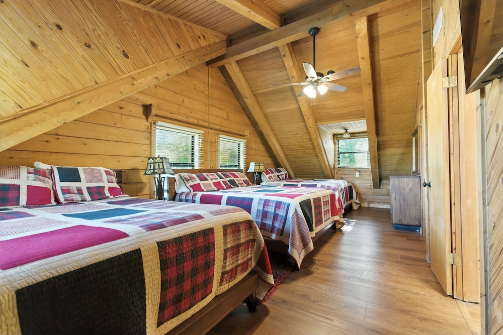 Frio Rivers Edge In The Heart Of Hill Country 3 Bedroom Cabin