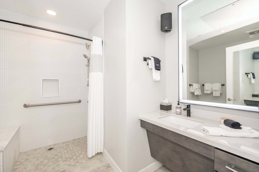 The 333 Suites For 24 Guests