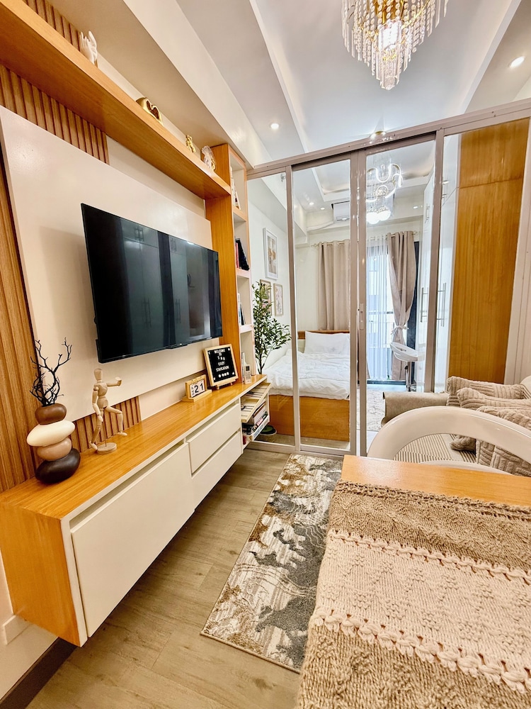Cozy Retreat w/Balcony Near SM Mall/NAIA Airport