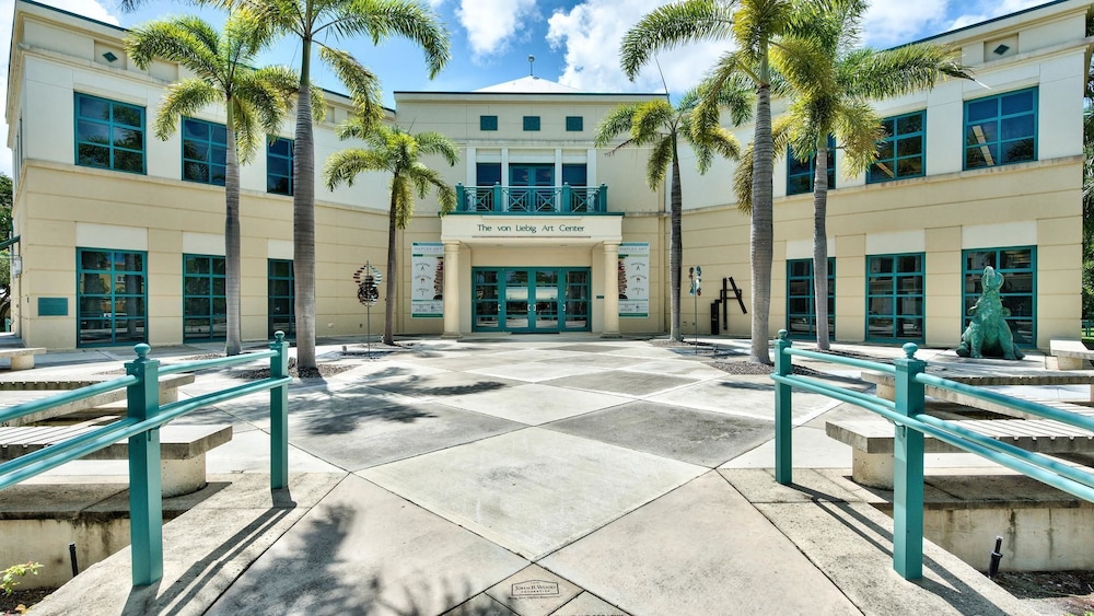 Le Monaco - Romantic 1 BR Condo Steps from 5th Ave S. Chic Coastal Retreat with King Bed and Beach Access. Perfect Location for Couples Near Dining, Shoppi