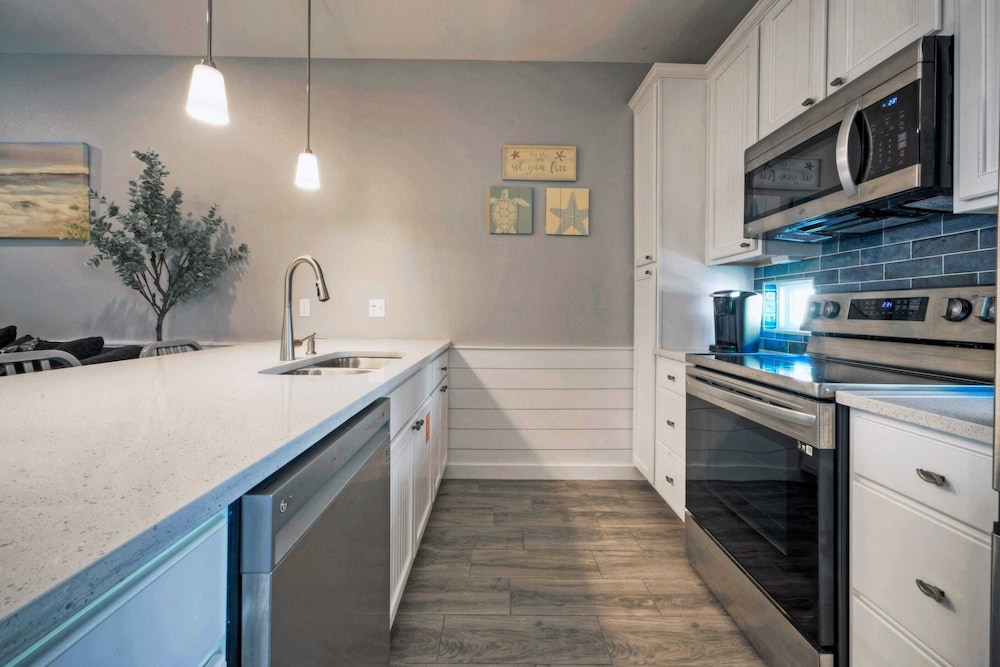 Sleeps 33! 4 Condos, Walk to the Beach, Resort-style Pool, Endless Summer Resort