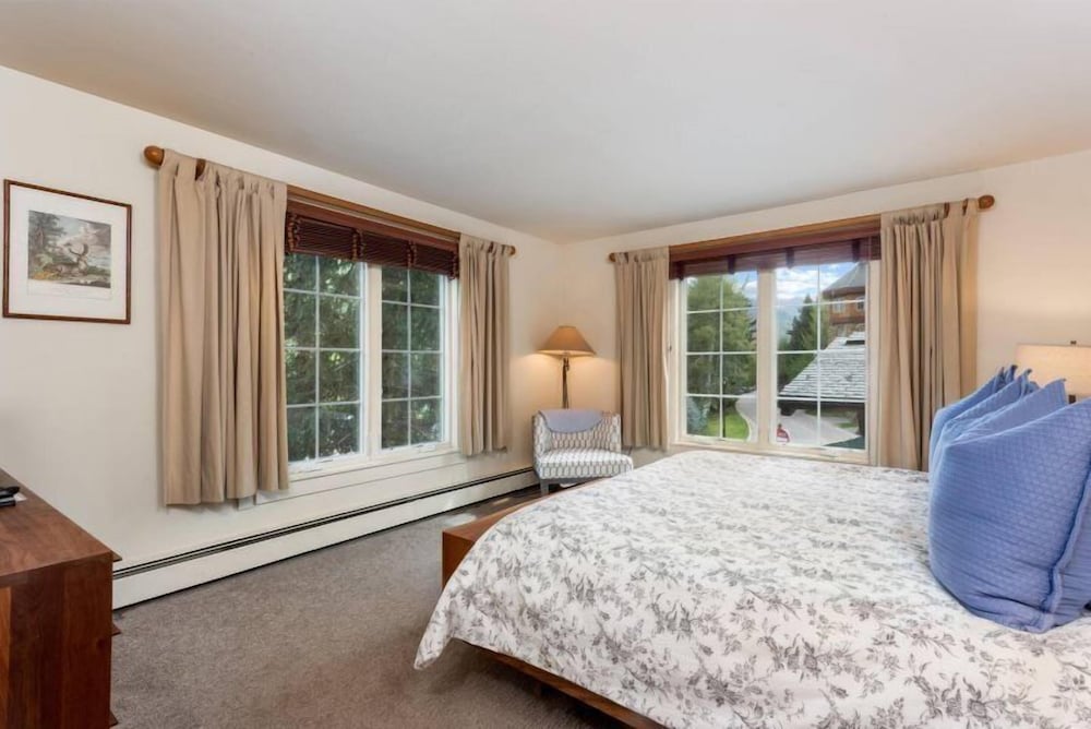 Modern 2 Bedroom Condo at the Base of Vail Mountain Next to Gondola One