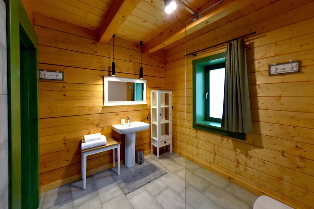 Comfortable Holiday Homes Right on the Lake