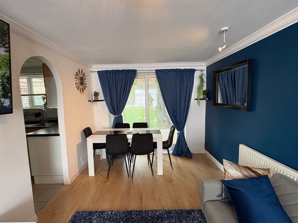 Modern and Spacious 3 Bed Retreat - Bracknell