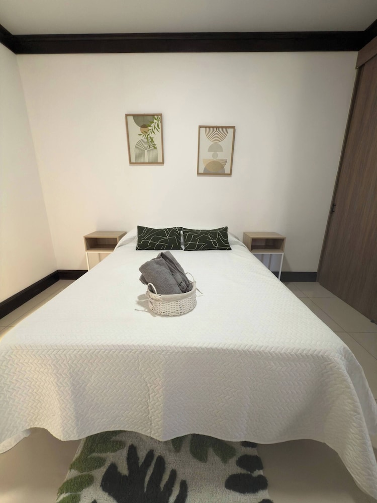 Fully Equipped 3 Beds 2 Cars 20-min Airport