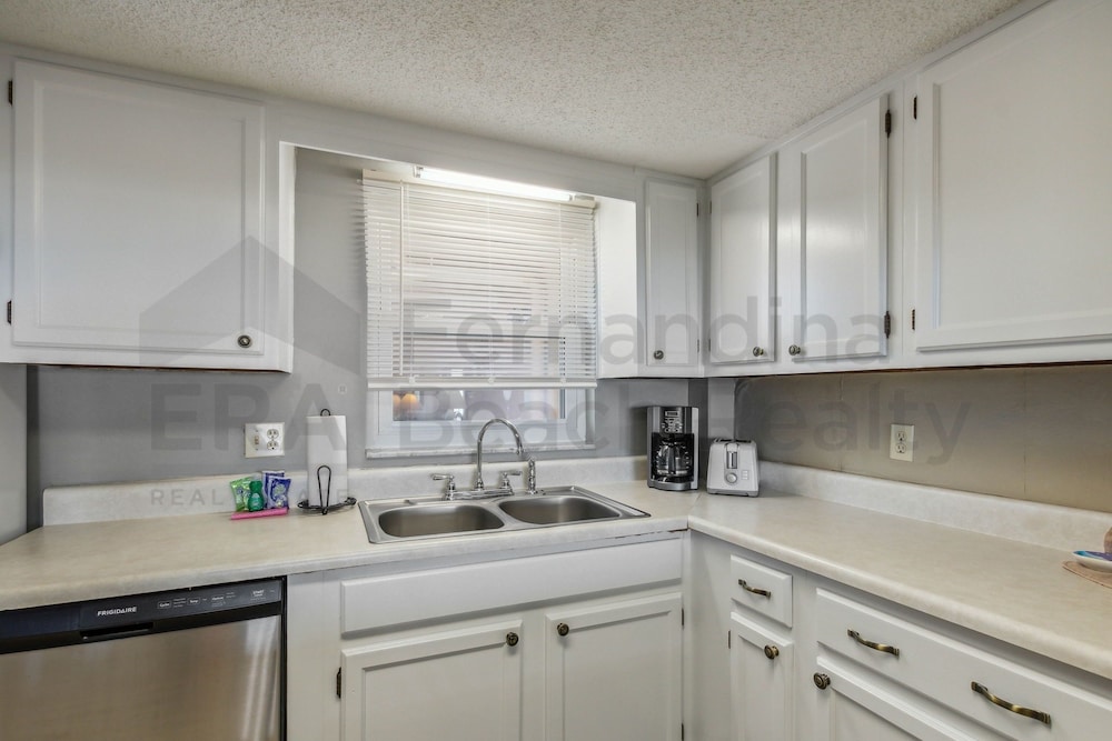 Ocean View Condo, Easy Acces to the Pool and Private Walkway to the Beach by RedAwning