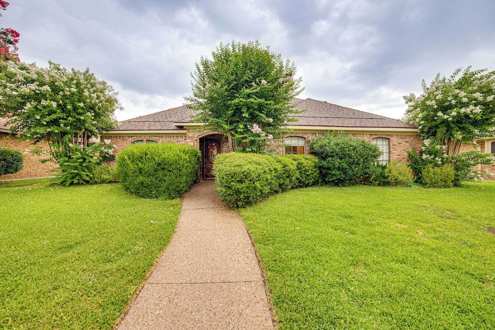 Pet-friendly Home w/ Pool - 8 Mi to Central Plano!