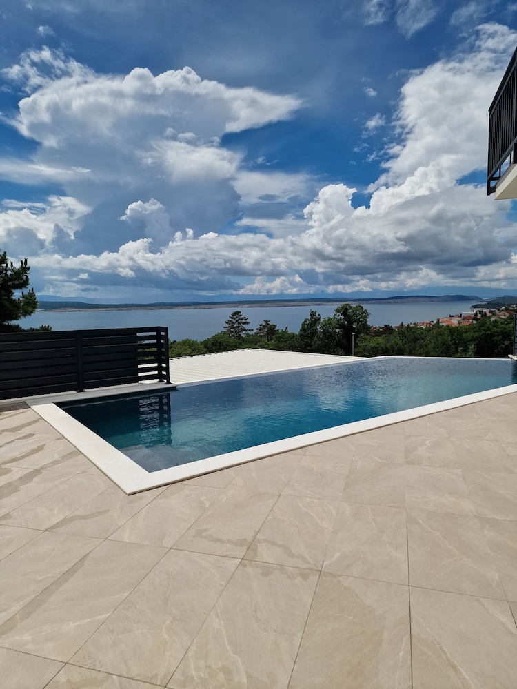Villa V