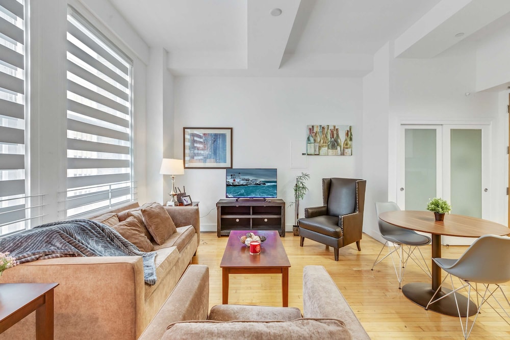 Stylish Deluxe 1BR At HWH by Oneluxstay