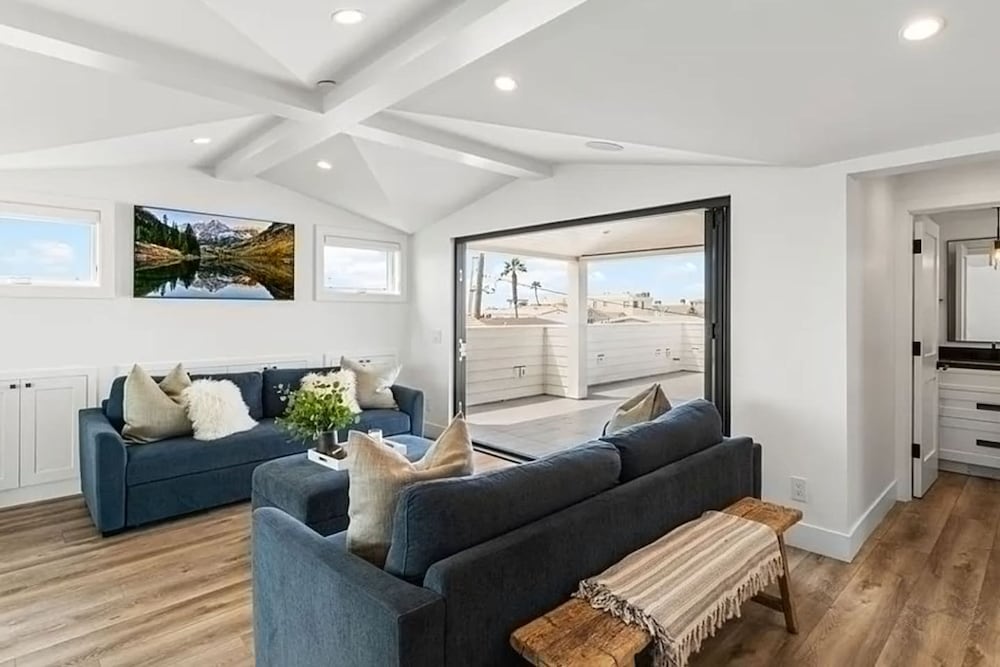 3BR Newport Luxury Rooftop Deck Hottub Parking
